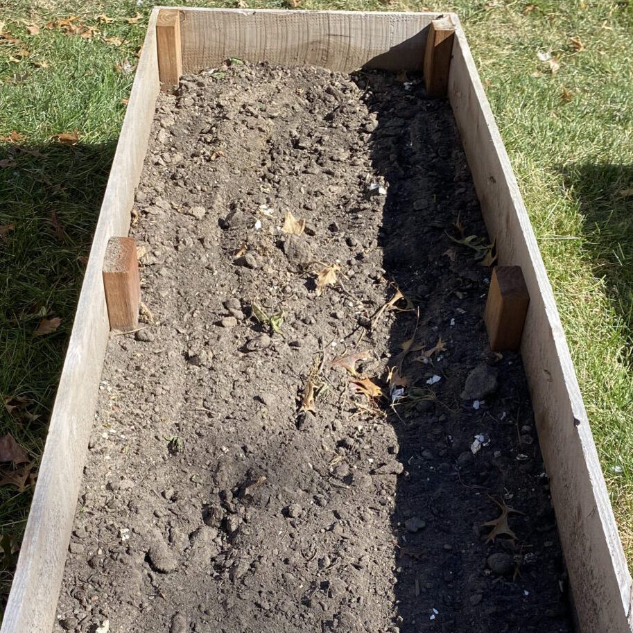 How to Use Leaf Litter: Winterizing Raised Garden Beds